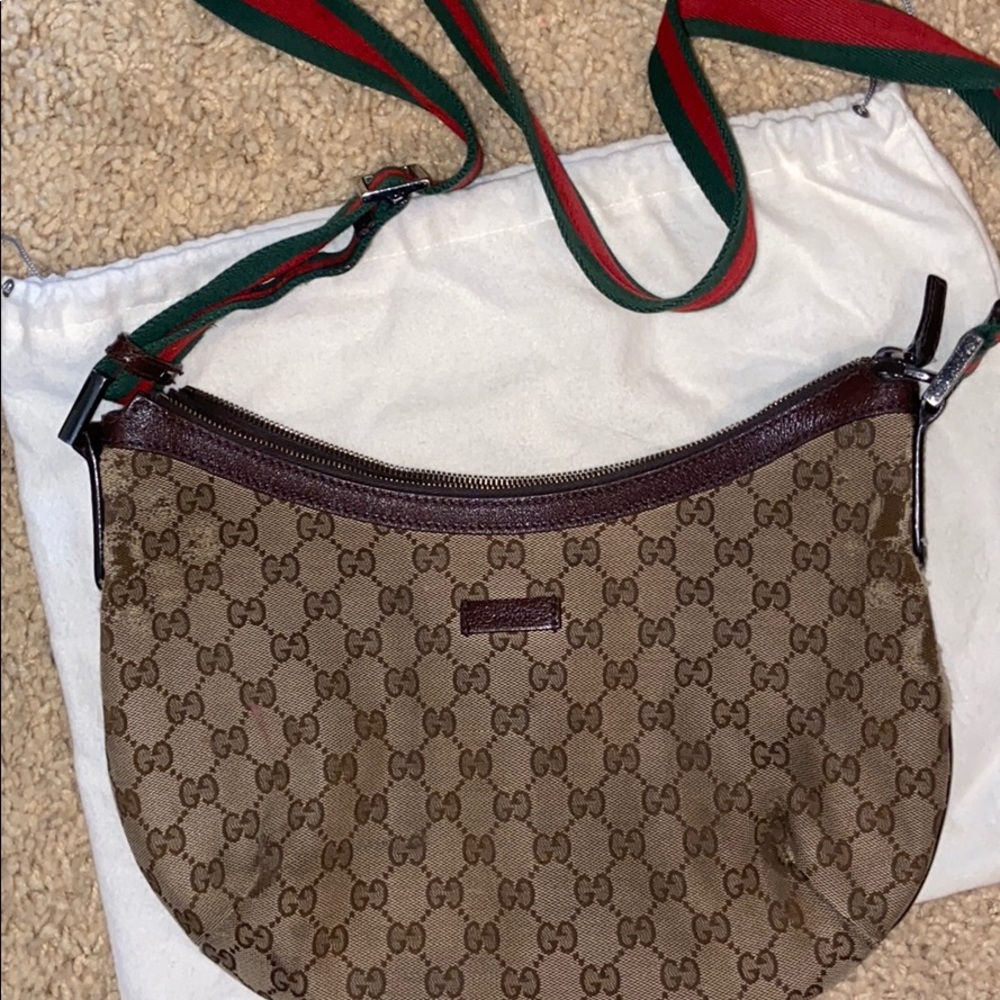 Gucci crossbody bag, beautiful red and green strap